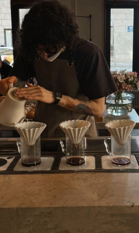 Barista Story Instagram, Cafe Worker Aesthetic, Mor Aesthetic, Barista Aesthetic, Cafe Blinds, Coffee Project, Cafe Barista, Nyc Fits, Coffee Shop Aesthetic