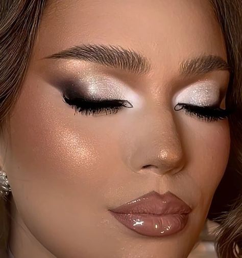 Silver Glam smokey eye Full Makeup Glam, Nude Glam Makeup Looks, Wedding Glam Makeup Brides, White Eye Makeup Looks, Makeup Tutorial Contour, Clubbing Makeup, Makeup Full Glam, Kisses Makeup, Glamor Makeup