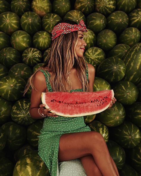 JULIE SARIÑANA na Instagramu: "Watermelon, anyone? 🍉🍉 #oaxaca" Arielle Dress, Family Maternity Pictures, Julie Sarinana, Fruits Photos, Elastic Waist Dress, Graphic Dress, Couple Photoshoot Poses, Silky Dress, Aesthetic Women