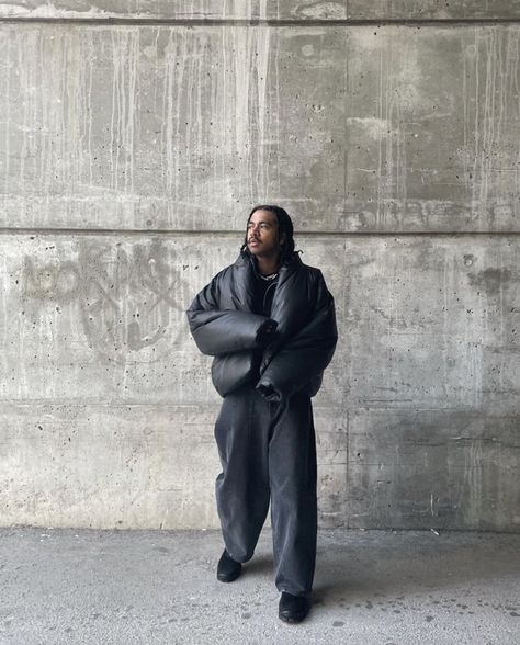 Yeezy Jacket, Puffer Outfit, Goth Streetwear, Puffer Jacket Outfit, All Black Fashion, Street Style Outfits Men, Street Fashion Men Streetwear, Jacket Outfit, Winter Fits