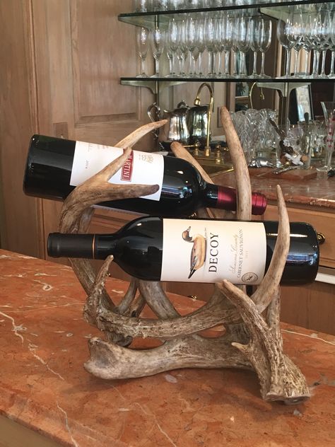 Two bottle wine rack made from Whitetail antler sheds Antler Ideas Diy Home Decor, Antler Decor Diy, Antlers Decor Diy, Diy Antler, Antler Projects, Deer Antler Crafts, Antler Ideas, Holiday Bedroom, Deer Antler Decor