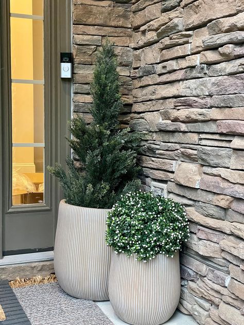 Check out this photo from yourdesignerbff Potted Plants For Front Of House, Outside Pots Ideas, L Shaped Porch Decorating Ideas, Front Door Planter Ideas Entrance, L Shaped Porch, Front Door Planter, Front Door Flower Pot Ideas, Tall Planters Front Door, Front Door Plants