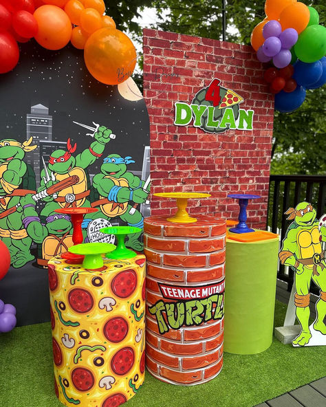 The food would be easy - just serve pizza! By Bellissimi Designs Ninja Turtles Birthday Party Ideas Decorations Diy, Ninja Turtles Birthday Party Ideas Games, Ninja Turtle Baby Shower Ideas, Ninja Turtles Birthday Party Ideas Decorations, Ninja Turtles Birthday Party Backdrop, Ninja Turtles Birthday Party Ideas Food, Ninja Turtle Party Table Decor, Ninja Turtle Food, Diy Ninja Turtle Party