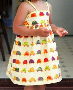 For a quick sewing project that your girls will love, try this Breezy Shirred Summer Top. This easy, detailed shirring tutorial will take your DIY clothes to a new level of sophistication. Easy Dressmaking Patterns, Simple Summer Dress, Girls Dress Pattern Free, Couture Bb, Simple Summer Dresses, Free Dress, Sewing Kids Clothes, Summer Dress Patterns, Girl Dress Pattern