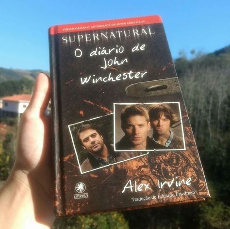 Disponível na Amazon ( Baixar aplicativo para ser mais fácil realizar a compra e acompanhar o pedido) John Winchester, Winchester, Supernatural, Book Cover, Books