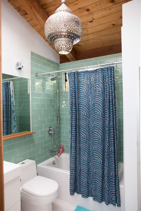 Are Colorful Bathroom Tiles Making a Comeback? Black Clawfoot Tub, Daily Shower Spray, Plastic Tiles, Colorful Bathroom Tile, Green Tiles, Mold In Bathroom, Plastic Shower Curtain, Retro Bathrooms, Bohemian House