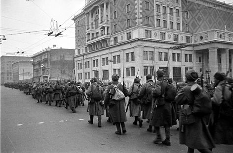 Defence of Moscow. Soviet Army soldiers march to the front during the Battle of Moscow Eastern Front Ww2, Soviet Soldier, Battle Of Moscow, Operation Barbarossa, 2 October, Army Soldiers, Soviet Army, Story Of The World, Army Soldier