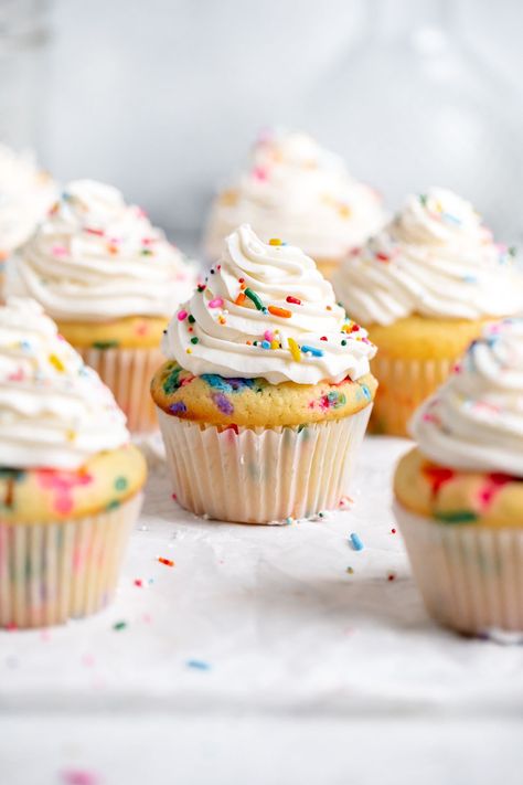 Homemade Funfetti Cupcakes, Funfetti Cupcake Recipe, Rum Cupcakes, Cupcakes Funfetti, Funfetti Cupcakes, Broma Bakery, Festive Desserts, Resep Diet, Wedding Dessert