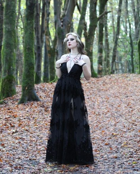 Goth Photoshoot, Goth Alternative Fashion, Senior Year Pictures, Goth Cottagecore, Grad Photoshoot, Alt Outfits, Grad Pics, Metal Fashion, Senior Photoshoot