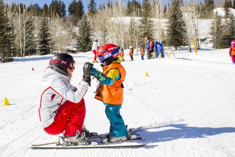 Ski Trip Pictures, Aspen Ski Resort, Ski Trip Aesthetic, Snow Vacation, Aspen Ski, Skiing Aesthetic, Travel Photography Europe, Family Ski Trip, Skiing Lessons