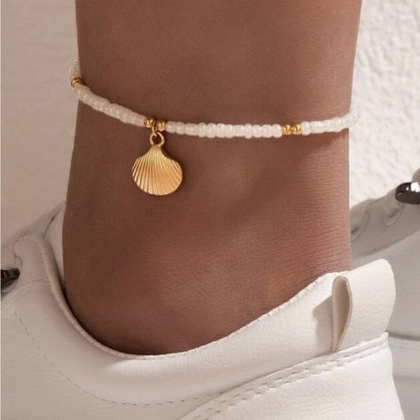 Gold Tone Anklet With White Beads And Seashell Charm. Perfect For Summer And The Beach! 23cm + 5.5cm Anklets Diy, Cute Anklets, Small Bead Bracelet, Beaded Ankle Bracelets, Beaded Ankle, Beach Bracelets, Summer Bracelets, Beaded Anklets, A Bracelet