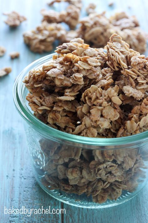 Easy cinnamon maple granola recipe from @bakedbyrachel A perfect breakfast or snack! Maple Granola Recipe, Maple Granola, Easy Homemade Granola, Food Sensitivity, Dessert Recipies, Granola Recipe, Num Num, Easy Cinnamon, Granola Recipes