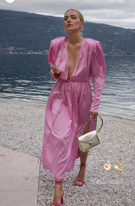 The Most Outstanding Wedding Guest Outfits To Wear Any Season - CLOSS FASHION Cute Wedding Outfits, Jacquemus Shoes, Engagement Party Outfit, Wedding Guest Outfit Spring, Wedding Guest Outfits, Look Rose, Spring Wedding Guest, Outfits To Wear, Summer Wedding Guests