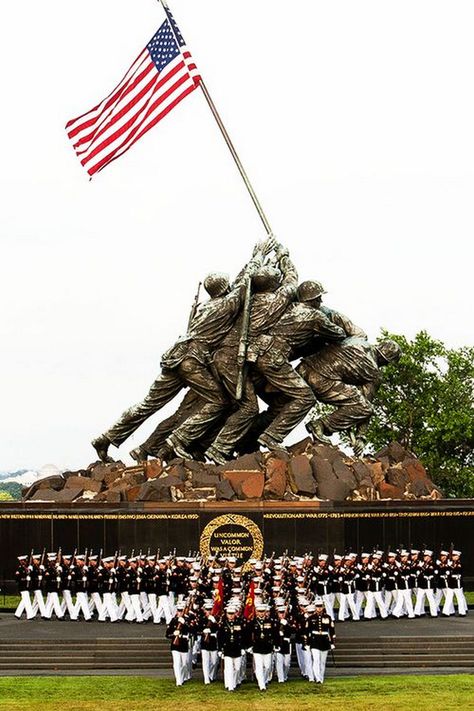 El Monumento está dedicado a "todos los miembros del Cuerpo de Marines de todas las guerras que han muerto y sus camaradas de otros servicios que cayeron luchando junto a ellos". El Monumento fue dedicado el 10 de noviembre de 1954 por el presidente Dwight D. Eisenhower y la bandera estadounidense ha ondeado desde la estatua 24 horas al día, 365 días al año por proclamación presidencial desde entonces. Women Marines, Once A Marine, Semper Fidelis, Adorable Quotes, Marine Mom, Iwo Jima, Dc Travel, I Love America, Military Appreciation