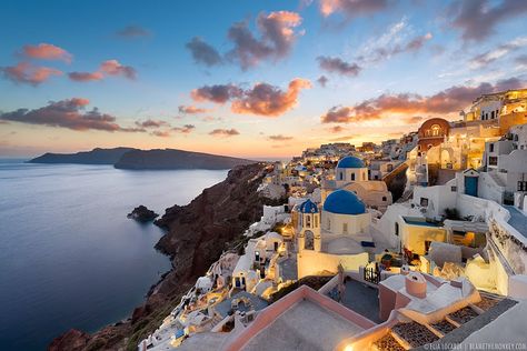 An astoundingly beautiful sunset in Oia Santorini, one of the most beautiful places on Earth. Photographer Elia Locardi Santorini Grecia, Oia Santorini Greece, Santorini Sunset, Oia Santorini, Santorini Island, Nature Architecture, Voyage Europe, Visiting Greece, Beautiful Places On Earth