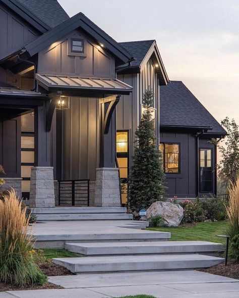 Dark siding creates the most elegant and rich appearance. Dark Modern Farmhouse Exterior, Dark Exterior House Colors, Dark Exterior House, Metal House Plans, Lake Houses Exterior, Dark House, Exterior Paint Colors For House, Modern Farmhouse Exterior, Exterior Remodel