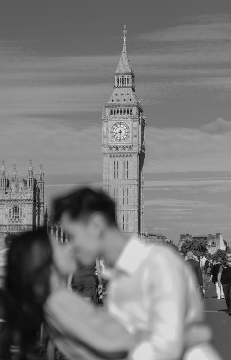 London Christmas Aesthetic Couple, London Love Aesthetic, Engagement Photos In London, Couples In London, London Photo Ideas Couple, London Couple Photos, Couple In London Aesthetic, London Family Photos, Engagement Photos London