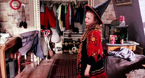 Hocus Pocus | shipcestuous2 Dani Hocus Pocus, Halloweentown Costume, Hocus Pocus Costume Diy, Sister Relationships, Hocus Pocus Costume, Classic Halloween Movies, Hocus Pocus Movie, Hocus Pocus Witches, Holloween Costume