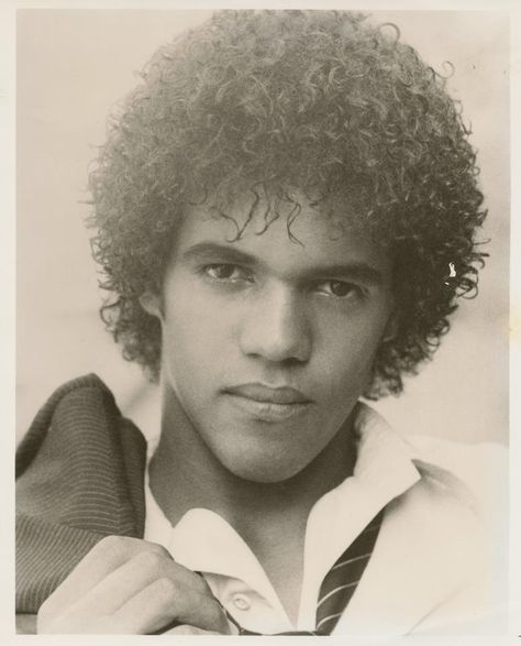 Kristoff St. John (ahem! Even with the Jheri curl) Jheri Curl Men, 80s Male Hairstyles, Curl Reformation, 1970s Mens Hair, 80s Haircuts, Curl Hairstyle, 80s Hairstyles, Floating Bridge, Jheri Curl