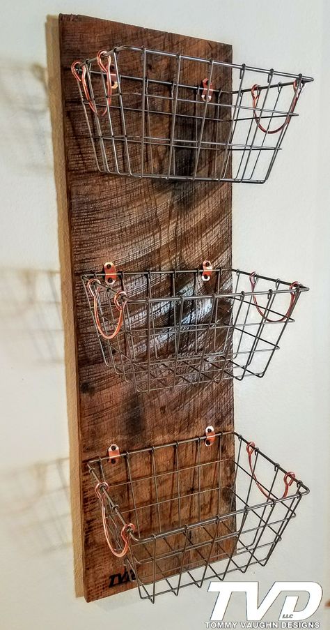 Hanging Wire Baskets on Barn Wood with Copper Accents.   https://www.facebook.com/TommyVaughnDesignsLLC/ Pallet Accent Wall, Hanging Wire Basket, Diy Accent Wall, Home Decor Baskets, Metal Baskets, Diy Bar, Wood Room, Trendy Kitchen, Country Farmhouse Decor