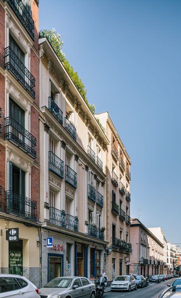 Exterior and Apartment Building Type G House is a penthouse apartment on the top floor of a four-story building in Madrid. Apartment In Madrid, Manifesting Apartment, All About Spain, Madrid Apartment, Apartment Exterior, Story Building, Cheap Apartment, Apartment Architecture, Penthouse Apartment