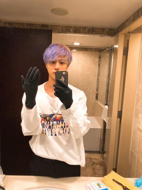 Mirror selfie of Jingod Bts Hair Colors, Seokjin Bts, Worldwide Handsome, Boy Scouts, Bts Jin, Foto Bts, Purple Hair, Bts Photo, Bts Memes