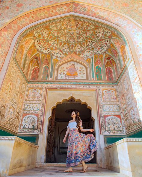 California ♥ Melissa - Travel on Instagram: “Honey I’m home! ♥  Just waiting at the most beautifully detailed entrance at this stunning fort to welcome you in 😉 The doors and entrances…” Amber Palace, Jaipur Travel, Travel Instagram Ideas, Amer Fort, India Travel Places, Travel Photoshoot, Indian Bridesmaids, Taj Mahal India, Amazing India