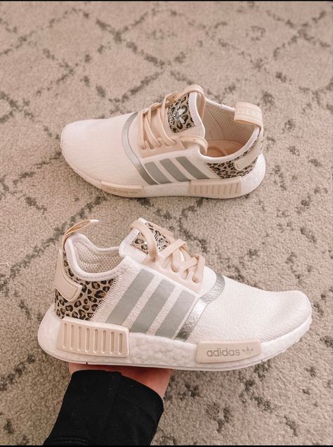 Leopard Adidas, Adidas Originals Nmd R1, Adidas Originals Nmd, Fitflop Shoes, Adidas Shoes Women, Womens Tennis Shoes, Adidas Nmd R1, Makeup Clothes, Balance Sneakers