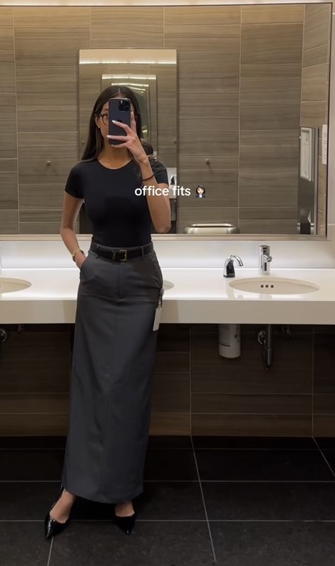 Outfit Ideas Corporate, Classy Pencil Skirt Outfits, Fashionable Corporate Attire, Corporate Outfit Ideas For Women, Jewelry Sales Associate Outfit, Smart Style Women, Business Formal Skirt, Work Outfits Skirt Professional, Business Formal Women Outfits