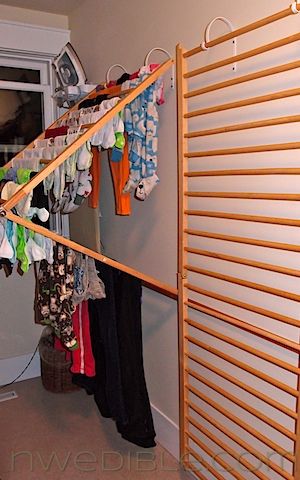 † Baby gates into laundry drying racks. Now THIS is totally clever! I think this would work SO well, perfect use of old baby gates, and with a minimum of effort. Really genius - I need this!  (upcycled stuff / hh laundry) Wall Mounted Clothes Drying Rack, Projek Kayu, Desain Pantry, Drying Racks, Diy Wand, Clothes Hanging, Drying Rack Laundry, Laundry Drying, Kraf Diy