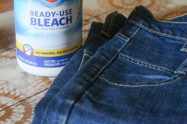 Bleach Jeans Diy, How To Fade, Bleached Jeans, Denim Ideas, Light Jeans, Tie Dye Shirts, Denim Diy, Faded Jeans, Dark Denim Jeans