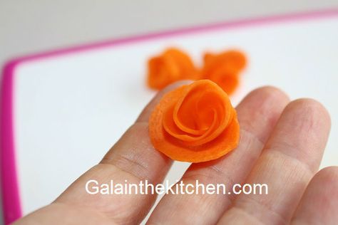 7 Easy Carrot Garnish Ideas - Gala in the kitchen Carrot Roses How To Make, Flower Veggie Tray, Carrot Garnish, Korean Carrot Salad, How To Cut Carrots, Carrot Carving, Korean Carrot, Halloween Veggie Tray, Salad Decoration Ideas