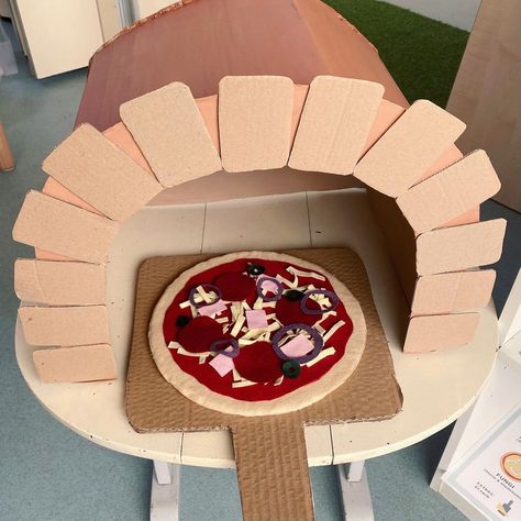 🍕Pizzeria Role Play🍕 I love switching up the role play area regularly and after seeing a few people (specifically @creative_mama_che)… | Instagram Role Play Shop Ideas, Pizza Role Play, Play Pizza Shop, Felt Pasta, Role Play Shop, Pie Night, Felt Pizza, Play Preschool, Fantasy Play