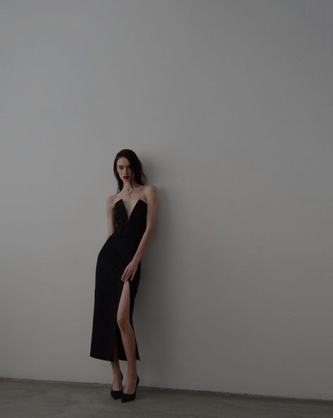 Woman In Black Dress Aesthetic, Poses For Photoshoot In Dress, Little Black Dress Photoshoot, Black Dress Photoshoot Ideas, Poses Classy, Black Dress Photoshoot, Black Dress Aesthetic, Dress Photoshoot, Outfits For Mexico