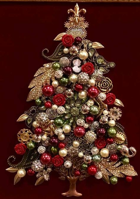 Jeweled Christmas Trees Vintage Costume Jewelry, Jewelry Tree Craft, Jewelry Trees, Jewel Art, Jeweled Picture, Old Jewelry Crafts, Costume Jewelry Crafts, Jewel Frames, Jeweled Christmas Trees