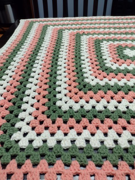 Infinite Granny Square Blanket, Crochet Shirt Pattern, Crochet Granny Square Afghan, Knitting Hacks, Crochet Granny Square Blanket, Crochet Design Pattern, Kawaii Crochet, Crochet Inspo, Manta Crochet