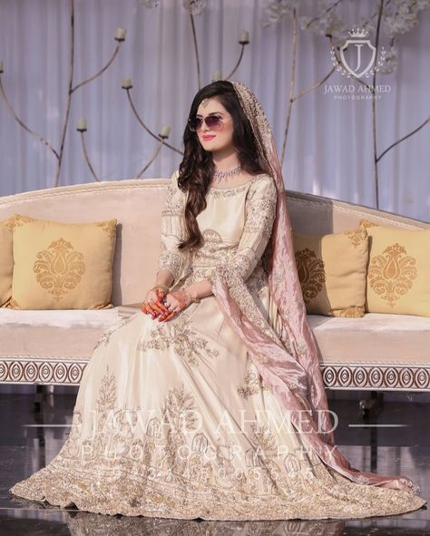 Muzna Masood Malik Bridal Look, Engagement Dresses Simple, Pakistani Engagement Dresses Simple, Muzna Masood Malik, Pakistani Engagement, Pakistani Engagement Dresses, Pakistani Nikkah, Pakistani Bridal Couture, Pakistani Traditional