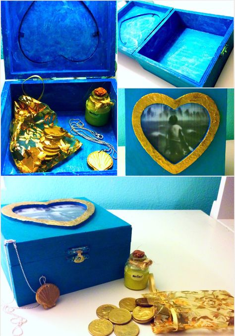 DIY Percy Jackson Box Contains a Ploch of gold drachmas, nectar in a bottle, and a gold seashell necklace. A water pattern is painted inside. A picture of Percy is in the frame on the front. Percy Jackson Diy Room Decor, Percy Jackson Room Decor, Pjo Crafts, Percy Jackson Diy, Percy Jackson Crafts, Gold Seashell Necklace, Water Pattern, Water Patterns, Book Jewelry