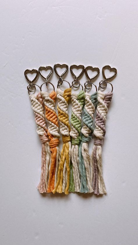 Crochet Macrame Keychain Pattern, Makramee Keychain, Macrame Gift Ideas, Bead Hangers, Macrame Gifts, Macrame Gift, Simpul Makrame, Macrame Accessories, Macrame Beads