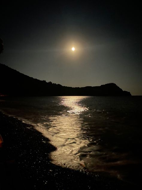 Full moon moonlight shining above sea Moon Above The Sea, Nature Thoughts, Moon Over Water, Weather Aesthetic, Dark Nature, Chase Atlantic, The Moon Is Beautiful, Beach Night, Kitty Drawing