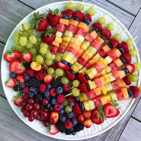 Rainbow Fruit Kabobs, Fruit Kabobs Kids, Fruit Kebabs, Fest Mad, Fruit Platter Designs, Gluten Free Kids, Fruit Skewers, Fruit Kabobs, Rainbow Fruit