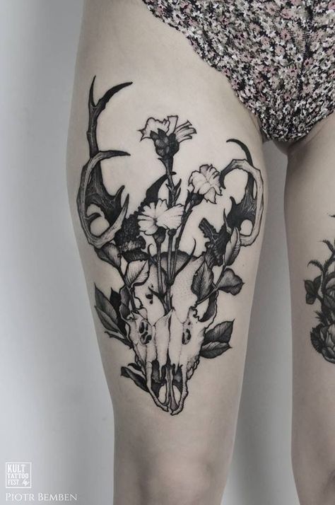 Skull Thigh Tattoos, Deer Skull Tattoos, Skull Tattoo Flowers, Tattoos Geometric, Irezumi Tattoos, Tattoos Skull, Deer Skull, Small Hand Tattoos, Thigh Tattoos Women