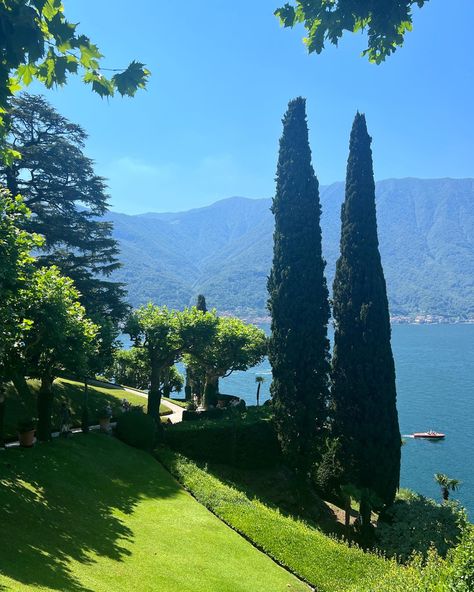 Green Mansion, Palace Exterior, Italy Como, Classic Mansion, Villa Balbianello, Villa Del Balbianello, Small Apartment Living Room, Lake Garda, Chronicles Of Narnia