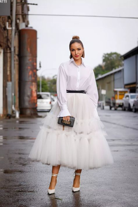 Tulle Maxi Skirt Outfit, Tule Skirt Outfit, Skirt And Blazer Outfit, White Tulle Midi Skirt, Long Black Tulle Skirt, Tulle Skirt Outfits Casual, Puffy Tulle Skirt, Blue Tulle Skirt, Carrie Bradshaw Outfits