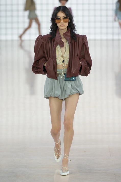 Chloé Spring 2025 Ready-to-Wear Runway, Fashion Show & Collection Review [PHOTOS] Casual Runway Outfits, Casual Runway, Moodboard Fashion, Autumn Dresses, Stylist Tips, Fashion Walk, Runway Outfits, Show Collection, Mood Board Fashion