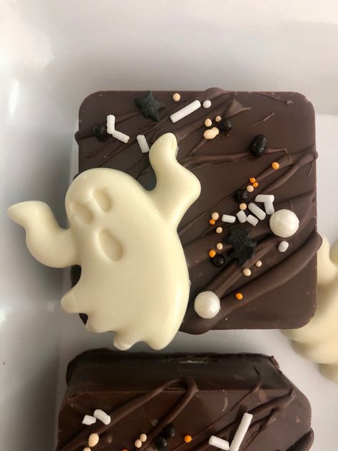 Chocolate Covered Smores, Ghost Smores Kit, Chocolate Covered Marshmallows Halloween, Chocolate Covered Smores Mold, Halloween Peeps Smores, Candy Molds Recipes, Halloween Chocolate Dipped Marshmallows, Halloween Smores, Halloween Candy Molds