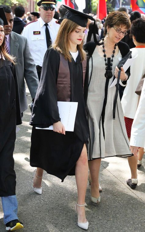 Mother's look? Emma Watson graduates from Brown University in 2014 University Graduation Outfit, Outfit Graduacion, Caps And Gowns, Graduation Outfits For Women, Masters Graduation Pictures, Graduation Dress College, Estilo Jenner, Graduation Look, Short Graduation Dresses