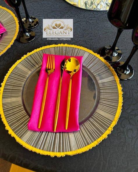 𝑩𝒐𝒍𝒅, 𝒃𝒓𝒊𝒈𝒉𝒕 𝒂𝒏𝒅 𝒃𝒍𝒂𝒄𝒌! Orange Table Decor, Orange Table, Sunday Brunch, Event Management, Pink Orange, Table Decor, Pink And Orange, Black Pink, Table Decorations