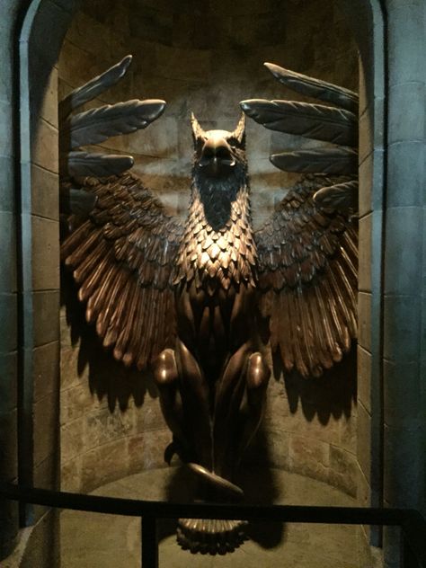 Entrance to Headmasters office Albus Dumbledore Office, Griffin Aesthetic, Harry Potter Cookbook, Warner Brothers Studio Tour, Harry Potter Background, Harry Potter Food, Bear Images, Albus Dumbledore, Islands Of Adventure