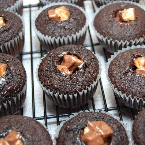 Snickers cupcakes with a bite taken out Candy Bar Cupcakes, Amish Cinnamon Bread, Snickers Cupcakes, Snicker Cupcakes, Homemade Chocolate Cupcakes, Dry Cake, White Chocolate Fudge, Fudge Recipes Easy, Frozen Berries